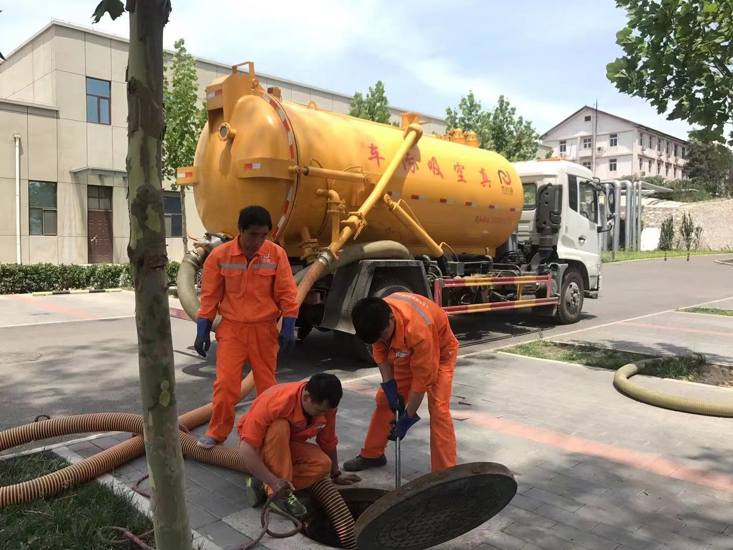 大岭山管道疏通车停在窨井附近