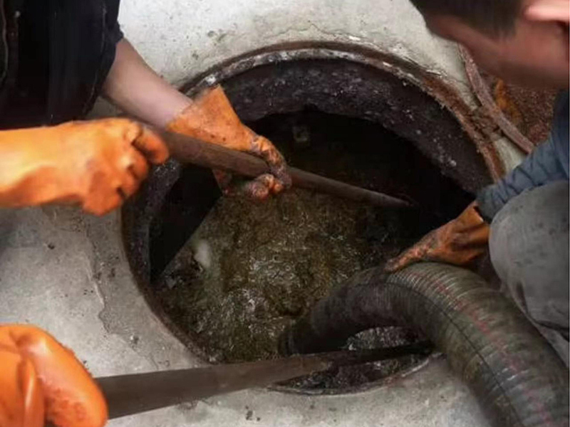 大岭山清理化粪池时如何避免沼气的危害？